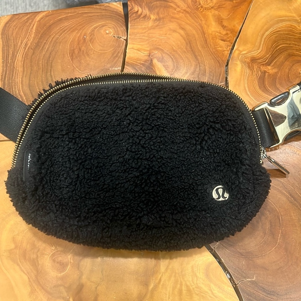 Lululemon everywhere fleece belt bag